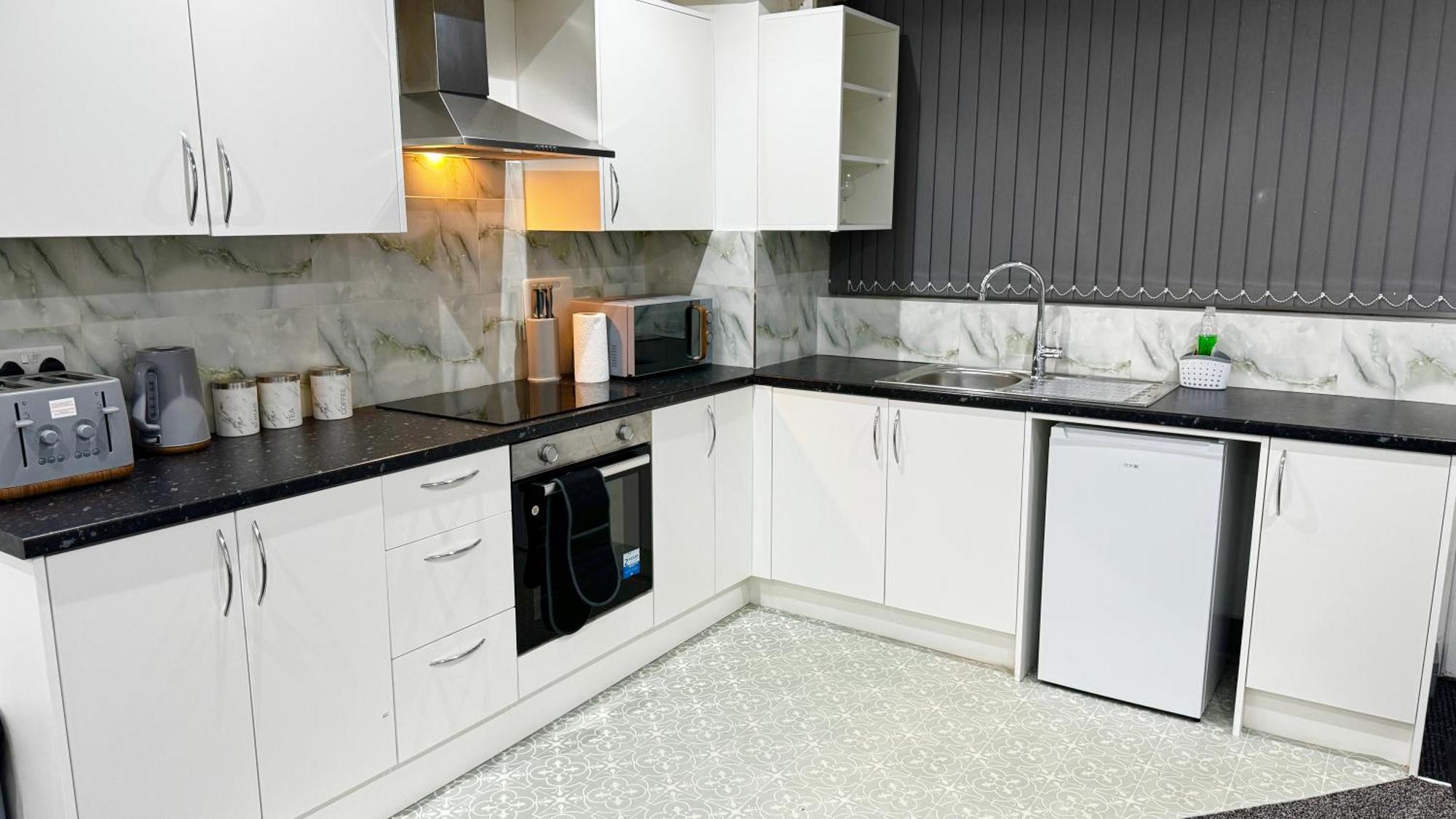 Rnm - Upgraded Business Stay For Travelling Contractors, All Amenities, Private Access Entire Place, Kitchen & Washroom, Smart Tv, Easy Access, Parking Nearby Cradley Heath Exterior photo
