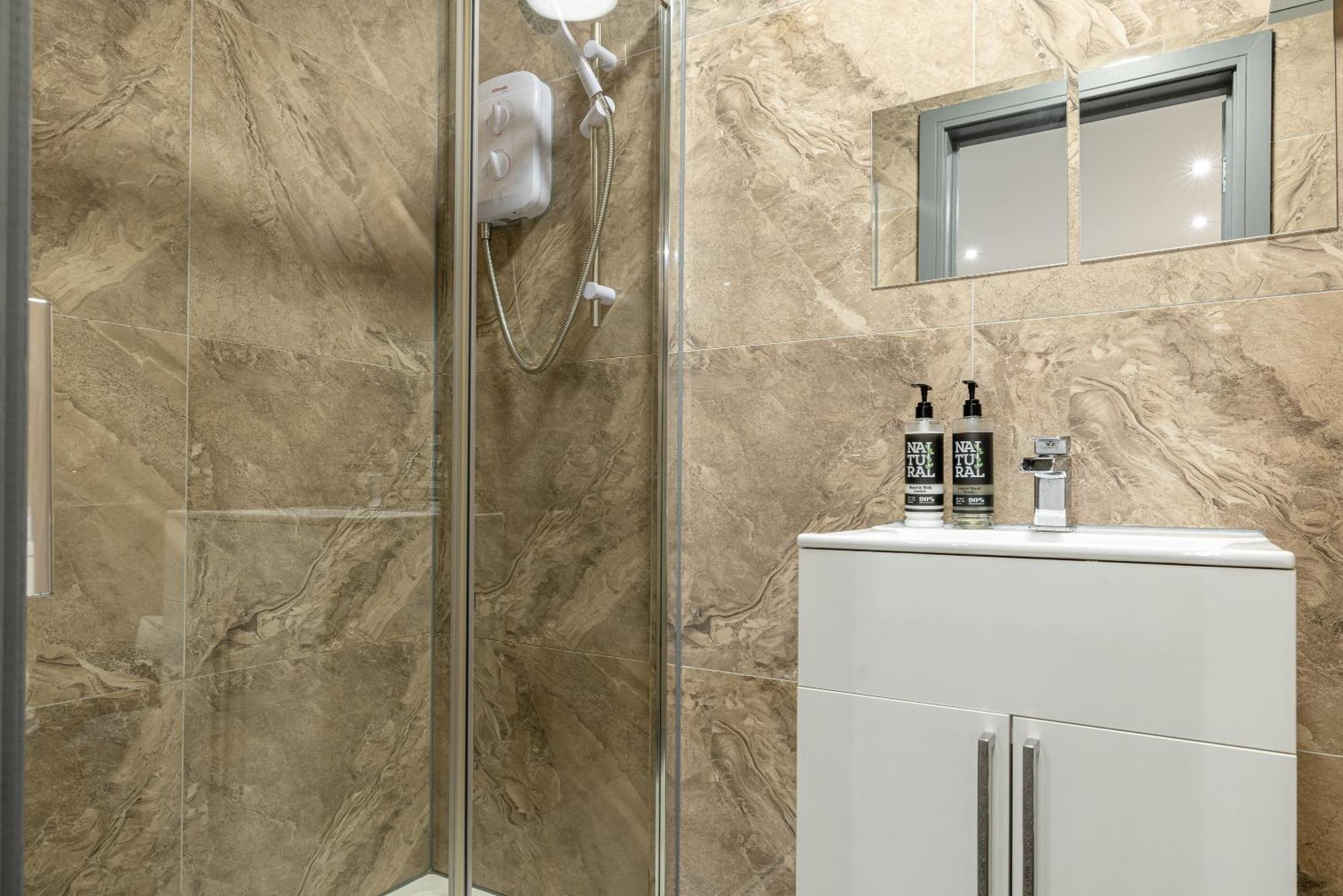 Rnm - Upgraded Business Stay For Travelling Contractors, All Amenities, Private Access Entire Place, Kitchen & Washroom, Smart Tv, Easy Access, Parking Nearby Cradley Heath Exterior photo