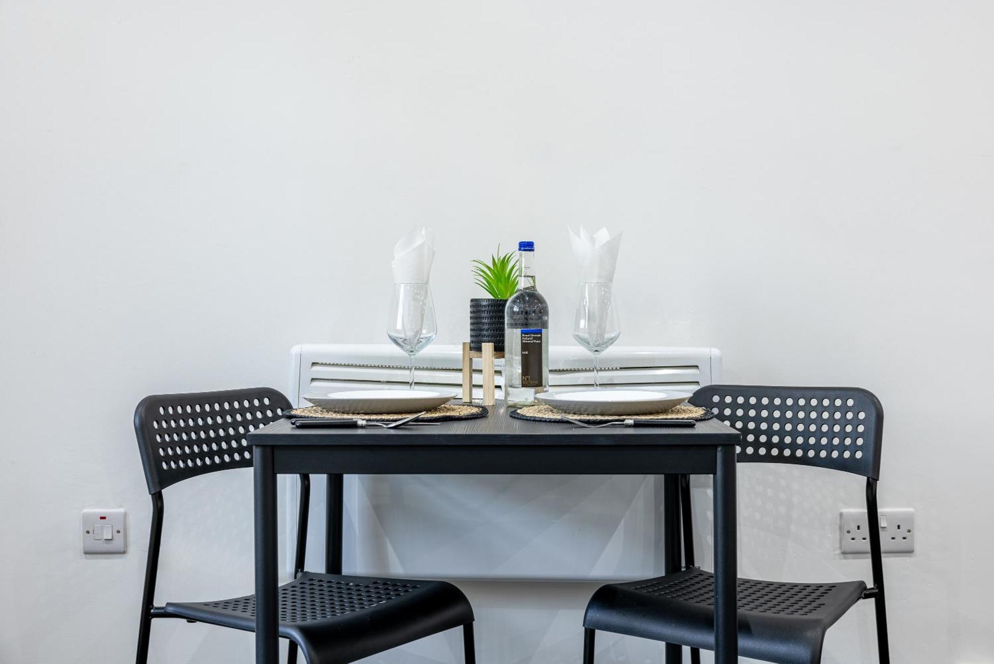 Rnm - Upgraded Business Stay For Travelling Contractors, All Amenities, Private Access Entire Place, Kitchen & Washroom, Smart Tv, Easy Access, Parking Nearby Cradley Heath Exterior photo