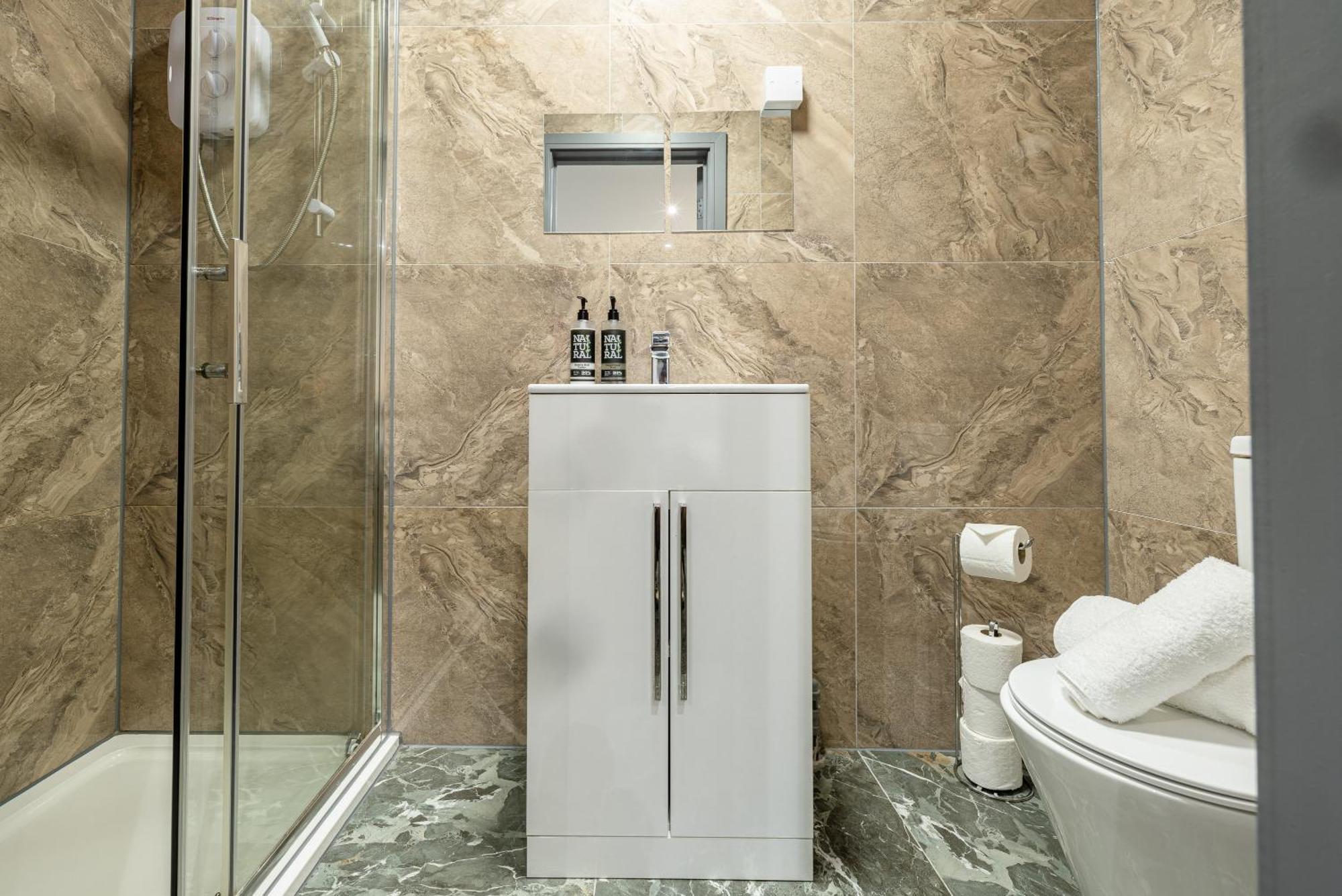 Rnm - Upgraded Business Stay For Travelling Contractors, All Amenities, Private Access Entire Place, Kitchen & Washroom, Smart Tv, Easy Access, Parking Nearby Cradley Heath Exterior photo